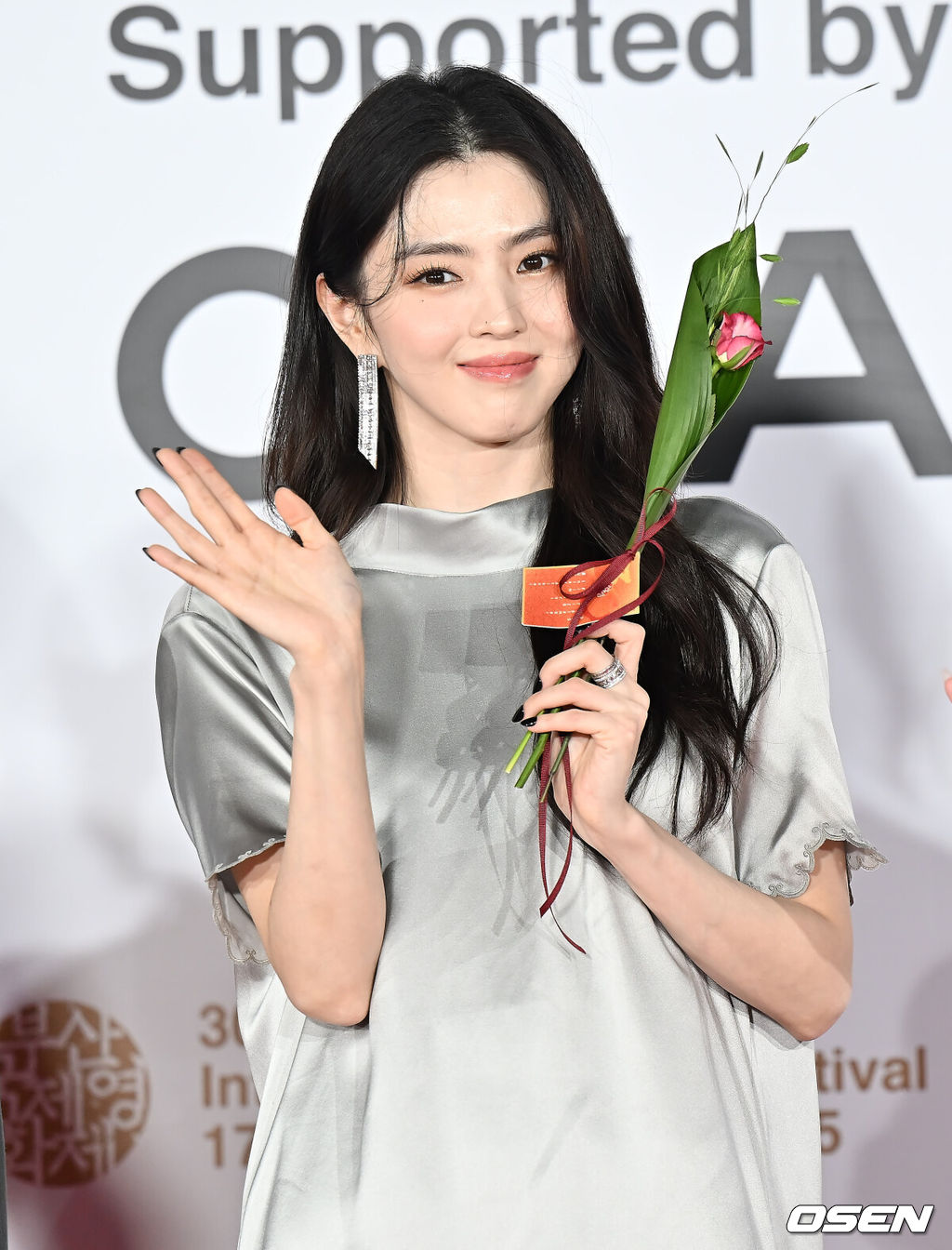 17일 부산 해운대구 센텀시티 영화의 전당에서 배우 이병헌의 사회로 제30회 부산국제영화제 개막식이 열렸다.BIFF는 그간 비경쟁영화제였지만 30주년을 맞이한 올해 본격적인 경쟁부문을 신설했다. ‘아시아의 시선으로 아시아를 바라본다’는 관점에서 시작한 제1회 ‘부산 어워드’는 아시아 주요 작품 14편을 초청해 대상, 감독상, 심사위원 특별상, 배우상, 예술공헌상 등 5개 부문에서 시상한다.한소희가 개막식 포토월에서 포즈를 취하고 있다. 2025.09.17 / foto0307@osen.co.kr