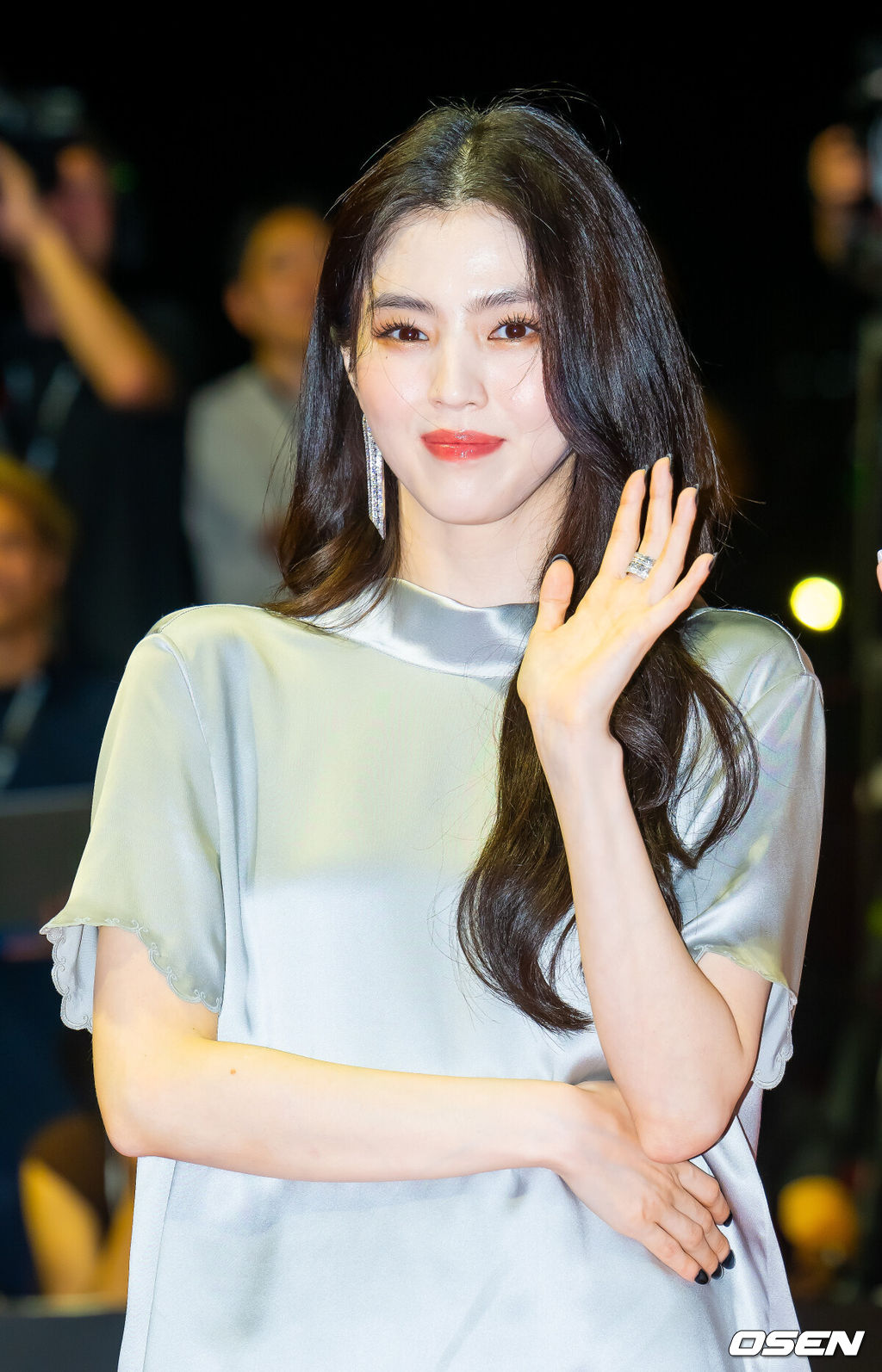제30회 부산국제영화제(BIFF) 레드카펫 행사가 17일 오후 부산 해운대구 영화의 전당에서 열렸다.올해 개막작은 박찬욱 감독의 ‘어쩔수가없다’이며, 주연배우 이병헌은 개막식 사회까지 본다. 폐막작으로는 경쟁 부문 대상 수상작을 상영한다. 올해 30주년을 맞이한 부산국제영화제는 오는 26일까지 총 64개국 328편의 작품을 만날수 있다.배우 한소희가 레드카펫을 밟으며 포즈를 취하고 있다. 2024.09.17 / rumi@osen.co.kr