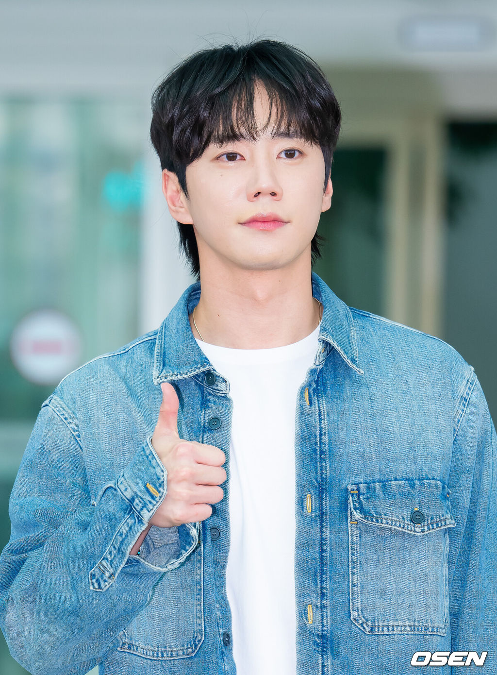 배우 이준영이 12일 오전 인천국제공항을 통해 출국했다.배우 이준영은 2025 코스 가을/겨울 컬렉션 참석차 미국 뉴욕으로 출국했다.이준영이 출국길에 포즈를 취하고 있다. 2025.09.12 / rumi@osen.co.kr