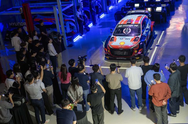 고성능 브랜드 N 출범 10주년 기념식에서 2019 i20 WRC Coupe 차량을 프로젝션 맵핑 시연하는 모습.