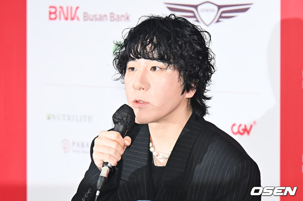 19일 부산 해운대구 영화의전당 비프힐에서 제30회 부산국제영화제 영화 ‘굿뉴스’ 기자회견이 열렸다.변성현 감독, 배우 설경구, 홍경, 야마다 타카유키가 자리했다.변성현 감독이 기자들의 질문에 답하고 있다. 2025.09.19 / foto0307@osen.co.kr