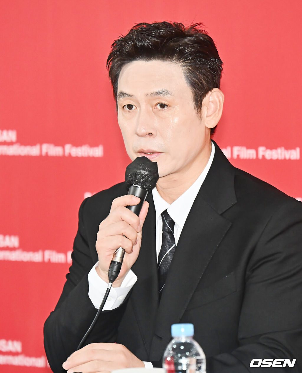 19일 부산 해운대구 영화의전당 비프힐에서 제30회 부산국제영화제 영화 ‘굿뉴스’ 기자회견이 열렸다.변성현 감독, 배우 설경구, 홍경, 야마다 타카유키가 자리했다.설경구가 기자들의 질문에 답하고 있다. 2025.09.19 / foto0307@osen.co.kr