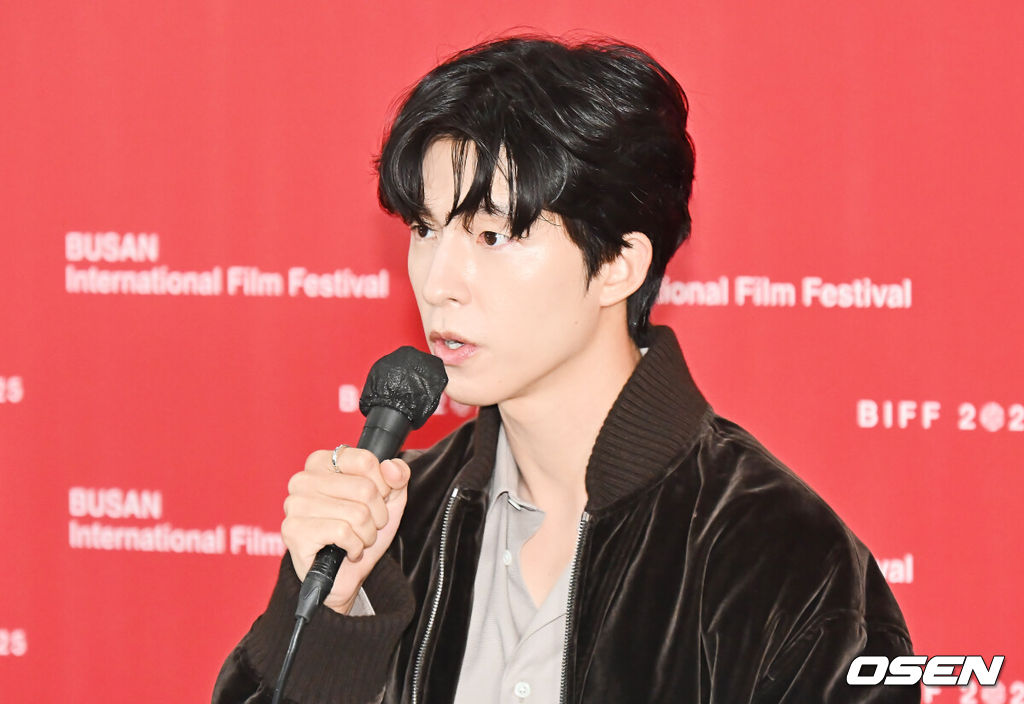 19일 부산 해운대구 영화의전당 비프힐에서 제30회 부산국제영화제 영화 ‘굿뉴스’ 기자회견이 열렸다.변성현 감독, 배우 설경구, 홍경, 야마다 타카유키가 자리했다.홍경이 기자들의 질문에 답하고 있다. 2025.09.19 / foto0307@osen.co.kr