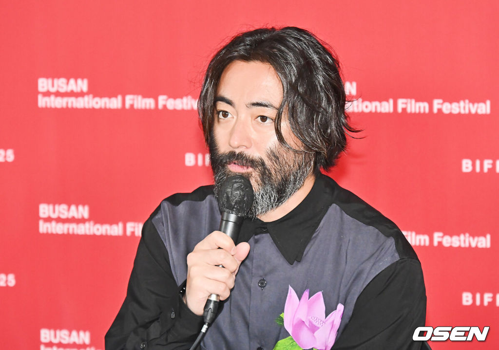 19일 부산 해운대구 영화의전당 비프힐에서 제30회 부산국제영화제 영화 ‘굿뉴스’ 기자회견이 열렸다.변성현 감독, 배우 설경구, 홍경, 야마다 타카유키가 자리했다.야마다 타카유키가 기자들의 질문에 답하고 있다. 2025.09.19 / foto0307@osen.co.kr