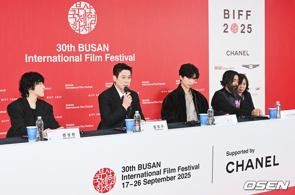 19일 부산 해운대구 영화의전당 비프힐에서 제30회 부산국제영화제 영화 ‘굿뉴스’ 기자회견이 열렸다.변성현 감독, 배우 설경구, 홍경, 야마다 타카유키가 자리했다.변성현 감독과 출연진들이 기자들의 질문에 답하고 있다. 2025.09.19 / foto0307@osen.co.kr