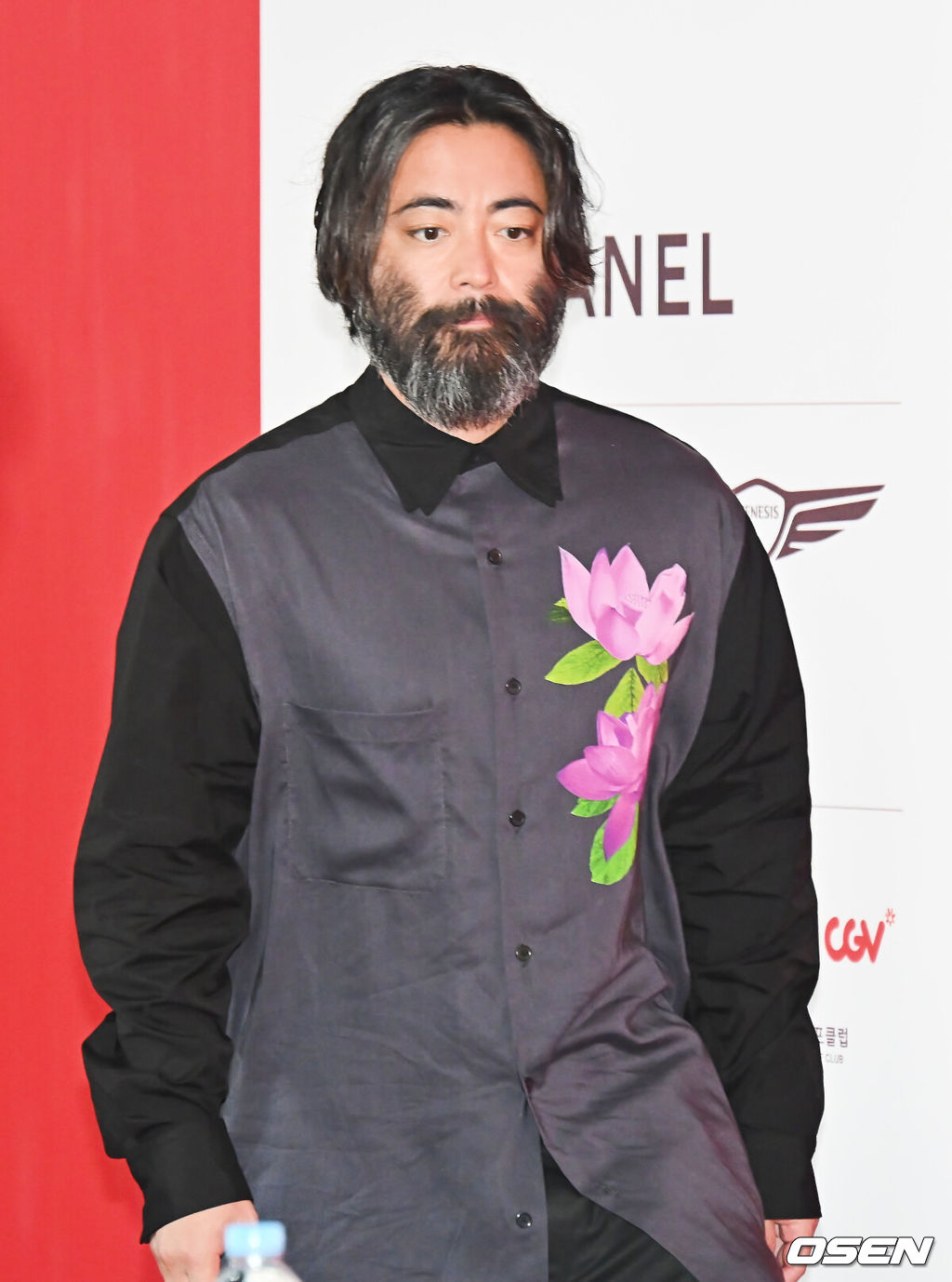 19일 부산 해운대구 영화의전당 비프힐에서 제30회 부산국제영화제 영화 ‘굿뉴스’ 기자회견이 열렸다.변성현 감독, 배우 설경구, 홍경, 야마다 타카유키가 자리했다.야마다 타카유키가 기자회견장에 입장하고 있다. 2025.09.19 / foto0307@osen.co.kr