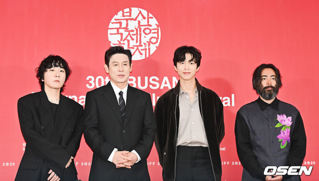 19일 부산 해운대구 영화의전당 비프힐에서 제30회 부산국제영화제 영화 ‘굿뉴스’ 기자회견이 열렸다.변성현 감독, 배우 설경구, 홍경, 야마다 타카유키가 자리했다.변성현 감독과 출연진들이 기자회견을 마치고 포토타임을 갖고 있다. 2025.09.19 / foto0307@osen.co.kr