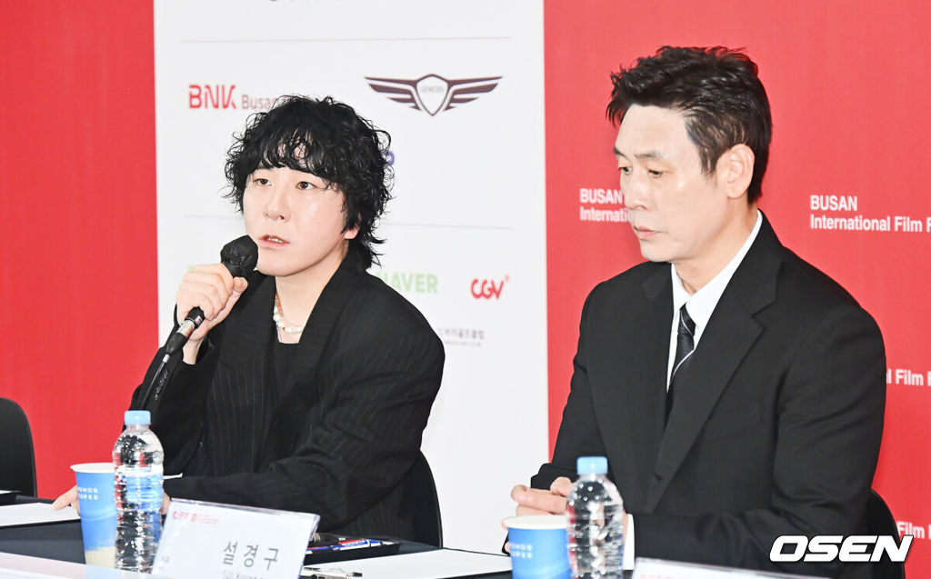 19일 부산 해운대구 영화의전당 비프힐에서 제30회 부산국제영화제 영화 ‘굿뉴스’ 기자회견이 열렸다.변성현 감독, 배우 설경구, 홍경, 야마다 타카유키가 자리했다.변성현 감독이 기자들의 질문에 답하고 있다. 2025.09.19 / foto0307@osen.co.kr