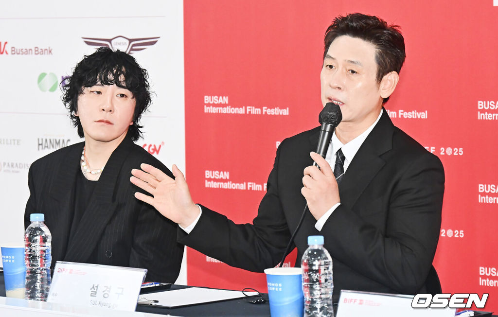 19일 부산 해운대구 영화의전당 비프힐에서 제30회 부산국제영화제 영화 ‘굿뉴스’ 기자회견이 열렸다.변성현 감독, 배우 설경구, 홍경, 야마다 타카유키가 자리했다.설경구가 기자들의 질문에 답하고 있다. 2025.09.19 / foto0307@osen.co.kr