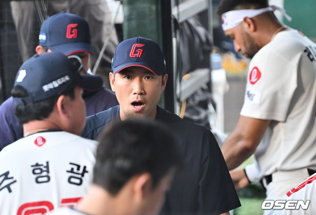 17일 부산 사직야구장에서 2025 신한 SOL 뱅크 KBO 리그 롯데 자이언츠와 삼성 라이온즈의 경기가 열렸다. 홈팀 롯데는 감보아가, 방문팀 삼성은 이승현이 선발 출전했다.롯데 자이언츠 전준우가 더그아웃에서 선수들을 독려하고 있다. 2025.08.17 / foto0307@osen.co.kr