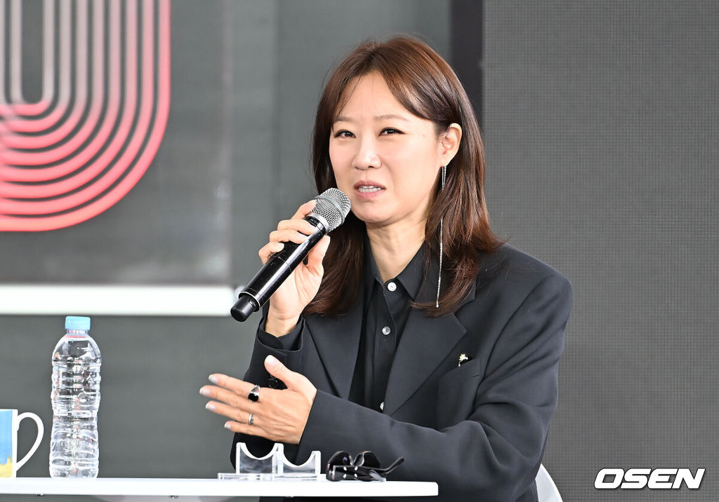 19일 부산 해운대구 영화의전당 BIFF 야외무대에서 제30회 부산국제영화제(BIFF) 영화 ‘윗집 사람들’ 오픈 토크가 열렸다.이번 부산국제영화제에서는 개막작 ‘어쩔수가 없다’를 시작으로 공식 초청작 64개국 241편과 커뮤니티비프 상영작까지 합쳐 총 328편이 상영된다. 올해는 신설된 경쟁 부문 14편을 초청해 다섯 개의 ‘부산 어워드’ 상을 시상한다. 아시아 영화를 대상으로 대상, 감독상, 심사위원 특별상, 배우상(2명), 예술공헌상 등 5개 부문에 걸쳐 시상한다. 수상자에게는 태국의 세계적인 감독이자 설치미술가인 아피찻퐁 위라세타쿤의 컨셉을 디자인한 트로피가 수여된다.공효진이 오픈토크를 하고 있다. 2025.09.19 / foto0307@osen.co.kr