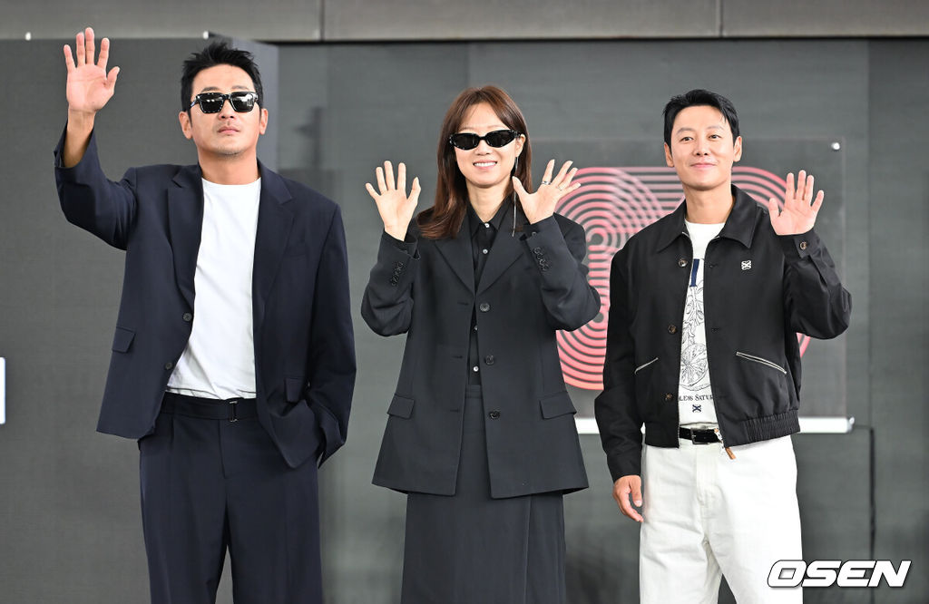 19일 부산 해운대구 영화의전당 BIFF 야외무대에서 제30회 부산국제영화제(BIFF) 영화 ‘윗집 사람들’ 오픈 토크가 열렸다.이번 부산국제영화제에서는 개막작 ‘어쩔수가 없다’를 시작으로 공식 초청작 64개국 241편과 커뮤니티비프 상영작까지 합쳐 총 328편이 상영된다. 올해는 신설된 경쟁 부문 14편을 초청해 다섯 개의 ‘부산 어워드’ 상을 시상한다. 아시아 영화를 대상으로 대상, 감독상, 심사위원 특별상, 배우상(2명), 예술공헌상 등 5개 부문에 걸쳐 시상한다. 수상자에게는 태국의 세계적인 감독이자 설치미술가인 아피찻퐁 위라세타쿤의 컨셉을 디자인한 트로피가 수여된다.하정우 감독과 공효진, 김동욱이 오픈토크를 마치고 팬들에게 인사를 하고 있다. 2025.09.19 / foto0307@osen.co.kr