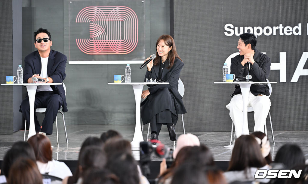 19일 부산 해운대구 영화의전당 BIFF 야외무대에서 제30회 부산국제영화제(BIFF) 영화 ‘윗집 사람들’ 오픈 토크가 열렸다.이번 부산국제영화제에서는 개막작 ‘어쩔수가 없다’를 시작으로 공식 초청작 64개국 241편과 커뮤니티비프 상영작까지 합쳐 총 328편이 상영된다. 올해는 신설된 경쟁 부문 14편을 초청해 다섯 개의 ‘부산 어워드’ 상을 시상한다. 아시아 영화를 대상으로 대상, 감독상, 심사위원 특별상, 배우상(2명), 예술공헌상 등 5개 부문에 걸쳐 시상한다. 수상자에게는 태국의 세계적인 감독이자 설치미술가인 아피찻퐁 위라세타쿤의 컨셉을 디자인한 트로피가 수여된다.하정우 감독과 공효진, 김동욱이 오픈토크를 하고 있다. 2025.09.19 / foto0307@osen.co.kr