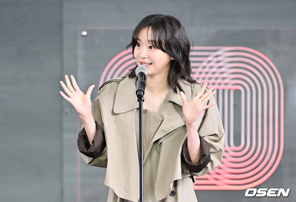 19일 부산 해운대구 영화의전당 BIFF 야외무대에서 제30회 부산국제영화제(BIFF) 영화 ‘대홍수’ 야외무대인사가 열렸다.이번 부산국제영화제에서는 개막작 ‘어쩔수가 없다’를 시작으로 공식 초청작 64개국 241편과 커뮤니티비프 상영작까지 합쳐 총 328편이 상영된다. 올해는 신설된 경쟁 부문 14편을 초청해 다섯 개의 ‘부산 어워드’ 상을 시상한다. 아시아 영화를 대상으로 대상, 감독상, 심사위원 특별상, 배우상(2명), 예술공헌상 등 5개 부문에 걸쳐 시상한다. 수상자에게는 태국의 세계적인 감독이자 설치미술가인 아피찻퐁 위라세타쿤의 컨셉을 디자인한 트로피가 수여된다.배우 김다미가 야외무대인사를 하고 있다. 2025.09.19 / foto0307@osen.co.kr