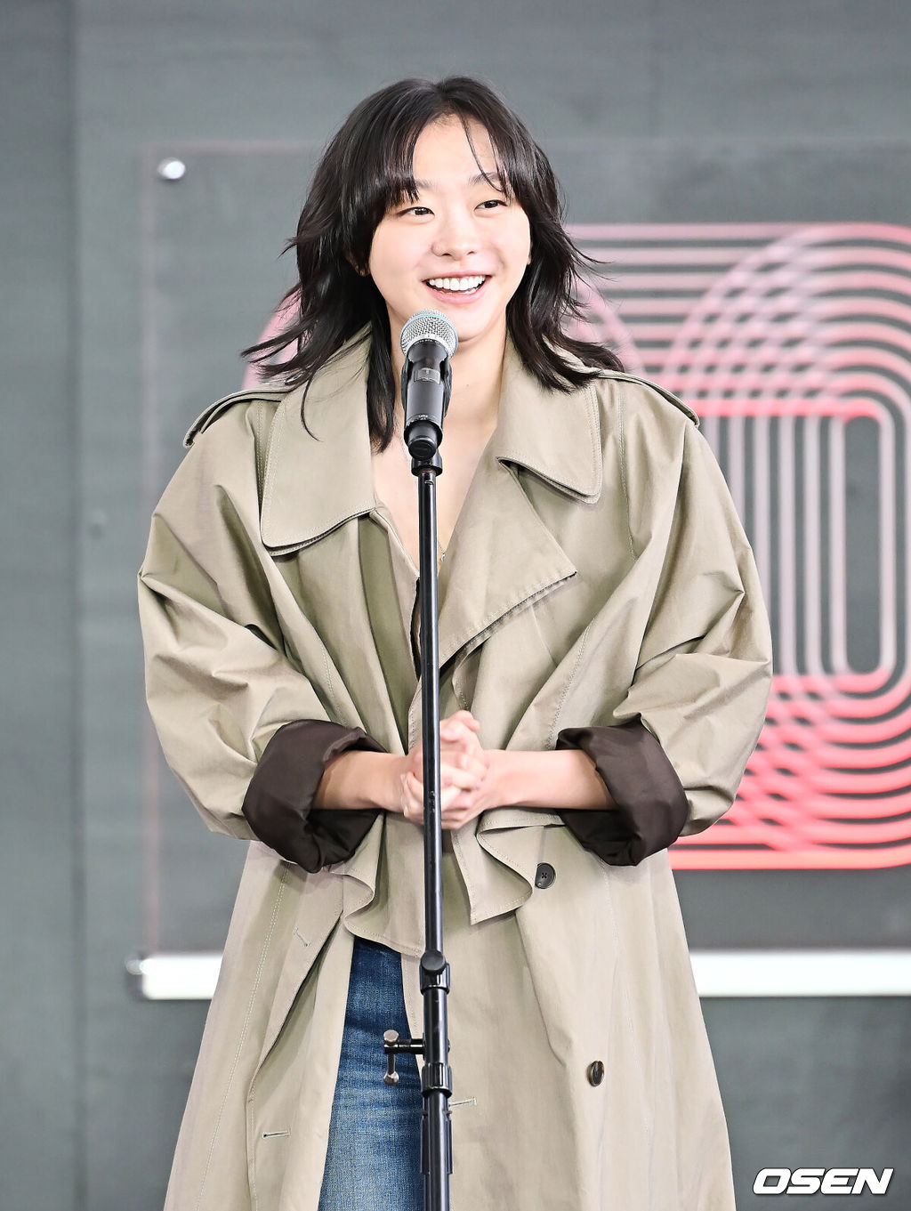 19일 부산 해운대구 영화의전당 BIFF 야외무대에서 제30회 부산국제영화제(BIFF) 영화 ‘대홍수’ 야외무대인사가 열렸다.이번 부산국제영화제에서는 개막작 ‘어쩔수가 없다’를 시작으로 공식 초청작 64개국 241편과 커뮤니티비프 상영작까지 합쳐 총 328편이 상영된다. 올해는 신설된 경쟁 부문 14편을 초청해 다섯 개의 ‘부산 어워드’ 상을 시상한다. 아시아 영화를 대상으로 대상, 감독상, 심사위원 특별상, 배우상(2명), 예술공헌상 등 5개 부문에 걸쳐 시상한다. 수상자에게는 태국의 세계적인 감독이자 설치미술가인 아피찻퐁 위라세타쿤의 컨셉을 디자인한 트로피가 수여된다.배우 김다미가 야외무대인사를 하고 있다. 2025.09.19 / foto0307@osen.co.kr