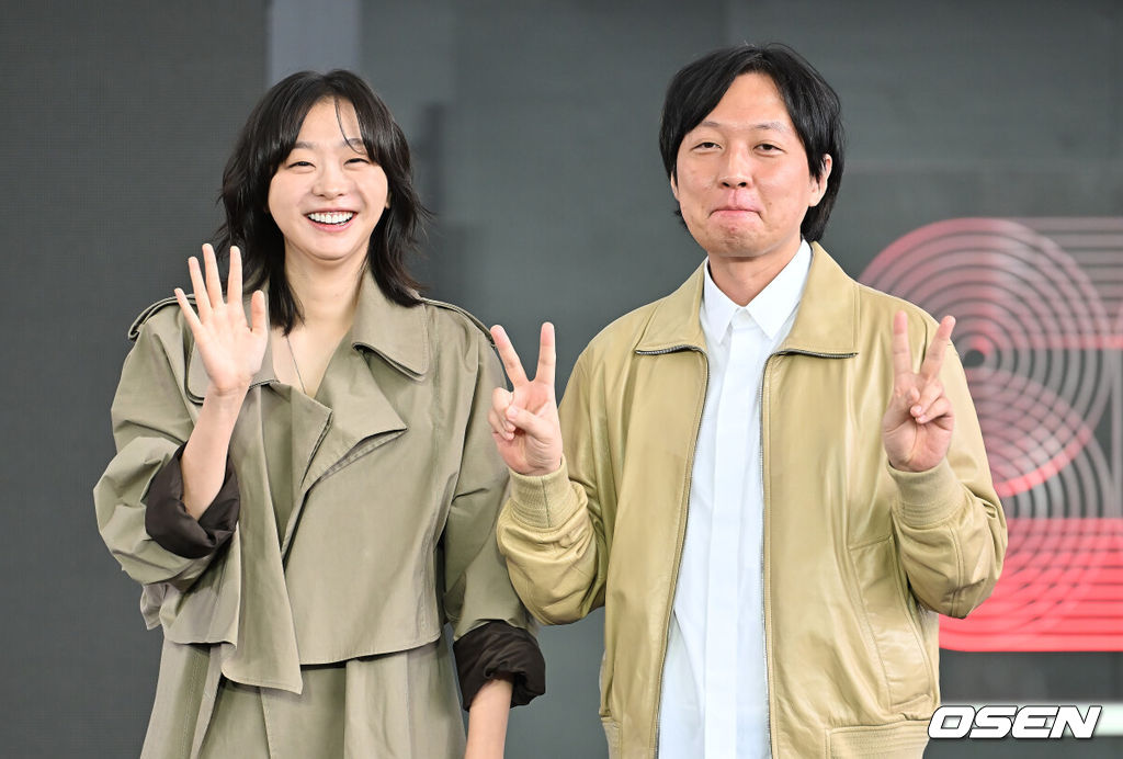 19일 부산 해운대구 영화의전당 BIFF 야외무대에서 제30회 부산국제영화제(BIFF) 영화 ‘대홍수’ 야외무대인사가 열렸다.이번 부산국제영화제에서는 개막작 ‘어쩔수가 없다’를 시작으로 공식 초청작 64개국 241편과 커뮤니티비프 상영작까지 합쳐 총 328편이 상영된다. 올해는 신설된 경쟁 부문 14편을 초청해 다섯 개의 ‘부산 어워드’ 상을 시상한다. 아시아 영화를 대상으로 대상, 감독상, 심사위원 특별상, 배우상(2명), 예술공헌상 등 5개 부문에 걸쳐 시상한다. 수상자에게는 태국의 세계적인 감독이자 설치미술가인 아피찻퐁 위라세타쿤의 컨셉을 디자인한 트로피가 수여된다.김병우 감독과 배우 김다미가 야외무대인사를 마치고 포토 타임을 갖고 있다. 2025.09.19 / foto0307@osen.co.kr