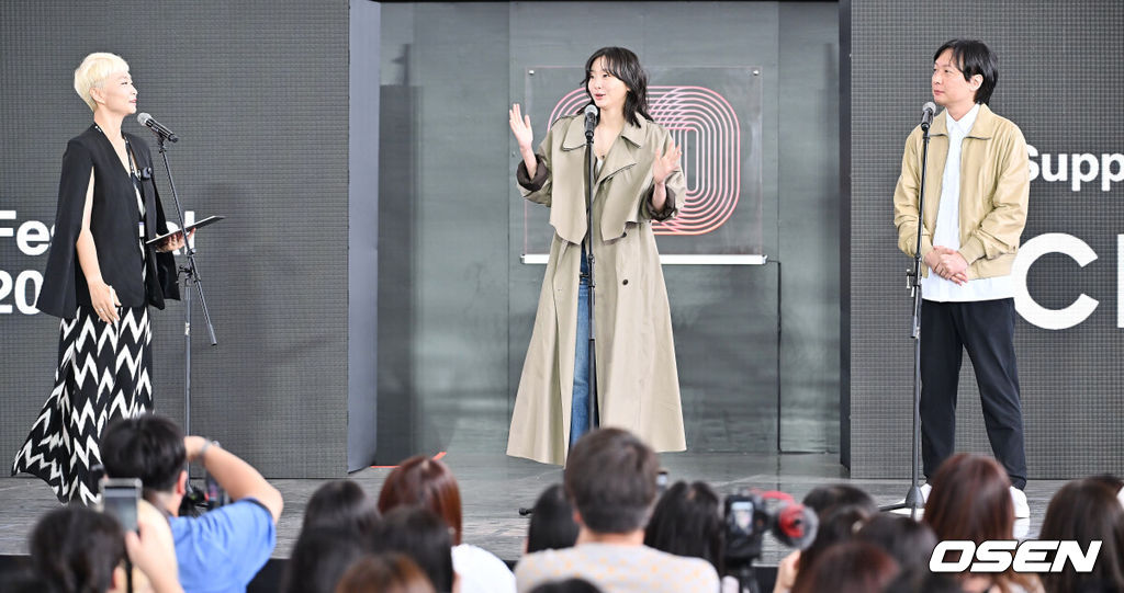 19일 부산 해운대구 영화의전당 BIFF 야외무대에서 제30회 부산국제영화제(BIFF) 영화 ‘대홍수’ 야외무대인사가 열렸다.이번 부산국제영화제에서는 개막작 ‘어쩔수가 없다’를 시작으로 공식 초청작 64개국 241편과 커뮤니티비프 상영작까지 합쳐 총 328편이 상영된다. 올해는 신설된 경쟁 부문 14편을 초청해 다섯 개의 ‘부산 어워드’ 상을 시상한다. 아시아 영화를 대상으로 대상, 감독상, 심사위원 특별상, 배우상(2명), 예술공헌상 등 5개 부문에 걸쳐 시상한다. 수상자에게는 태국의 세계적인 감독이자 설치미술가인 아피찻퐁 위라세타쿤의 컨셉을 디자인한 트로피가 수여된다.김병우 감독과 배우 김다미가 야외무대인사를 하고 있다. 2025.09.19 / foto0307@osen.co.kr
