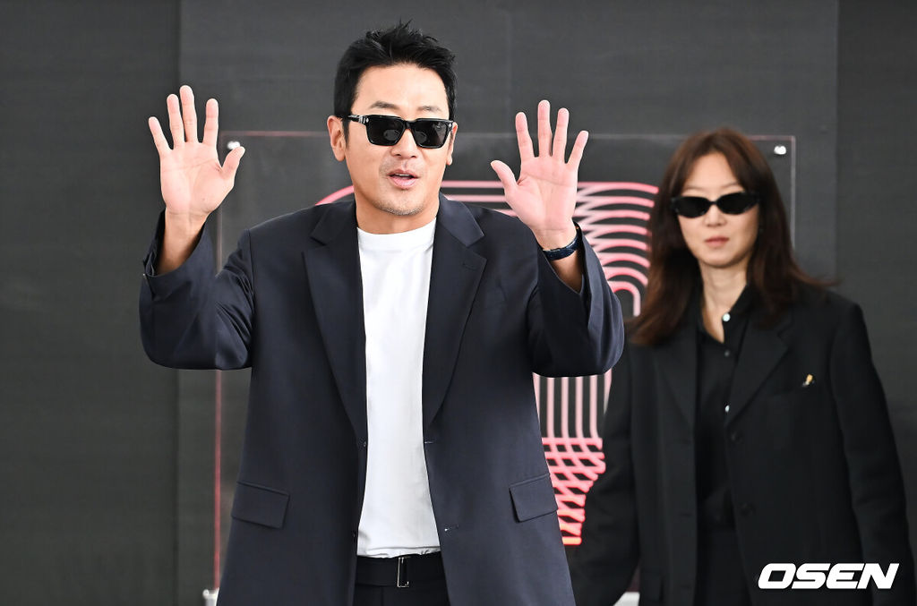 19일 부산 해운대구 영화의전당 BIFF 야외무대에서 제30회 부산국제영화제(BIFF) 영화 ‘윗집 사람들’ 오픈 토크가 열렸다.이번 부산국제영화제에서는 개막작 ‘어쩔수가 없다’를 시작으로 공식 초청작 64개국 241편과 커뮤니티비프 상영작까지 합쳐 총 328편이 상영된다. 올해는 신설된 경쟁 부문 14편을 초청해 다섯 개의 ‘부산 어워드’ 상을 시상한다. 아시아 영화를 대상으로 대상, 감독상, 심사위원 특별상, 배우상(2명), 예술공헌상 등 5개 부문에 걸쳐 시상한다. 수상자에게는 태국의 세계적인 감독이자 설치미술가인 아피찻퐁 위라세타쿤의 컨셉을 디자인한 트로피가 수여된다.하정우 감독이 오픈토크에서 팬들에게 인사를 하고 있다. 2025.09.19 / foto0307@osen.co.kr