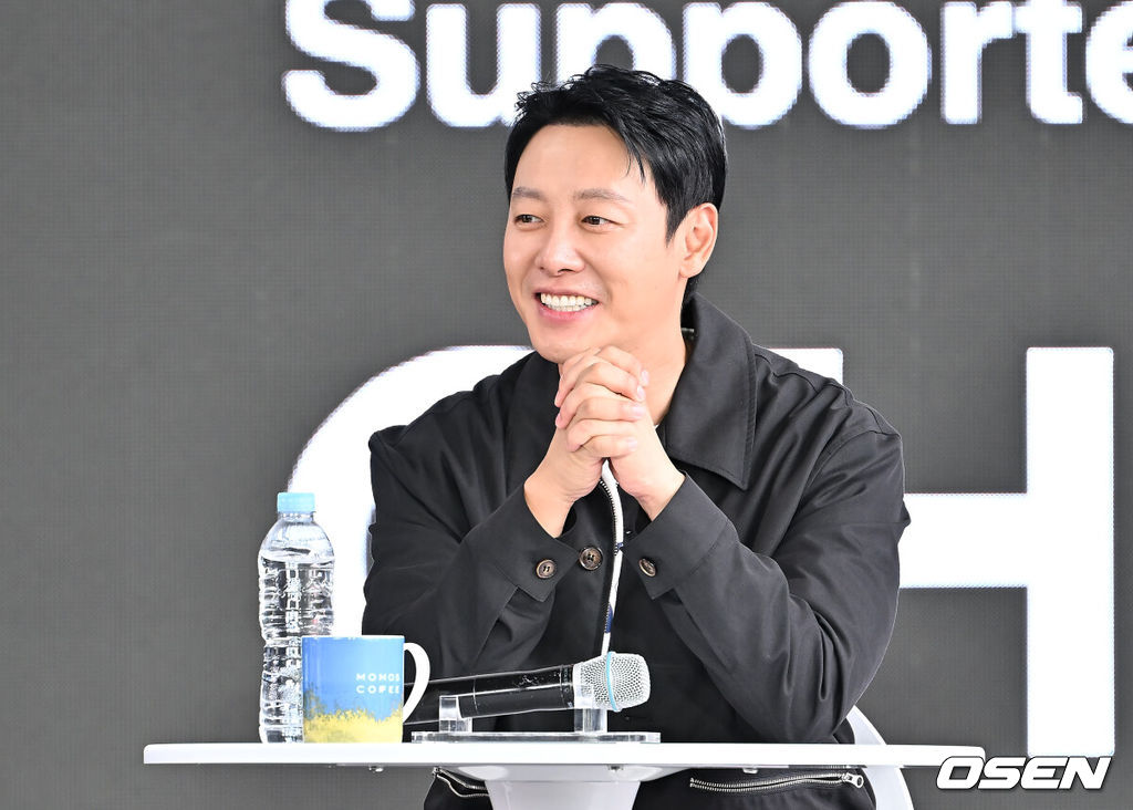 19일 부산 해운대구 영화의전당 BIFF 야외무대에서 제30회 부산국제영화제(BIFF) 영화 ‘윗집 사람들’ 오픈 토크가 열렸다.이번 부산국제영화제에서는 개막작 ‘어쩔수가 없다’를 시작으로 공식 초청작 64개국 241편과 커뮤니티비프 상영작까지 합쳐 총 328편이 상영된다. 올해는 신설된 경쟁 부문 14편을 초청해 다섯 개의 ‘부산 어워드’ 상을 시상한다. 아시아 영화를 대상으로 대상, 감독상, 심사위원 특별상, 배우상(2명), 예술공헌상 등 5개 부문에 걸쳐 시상한다. 수상자에게는 태국의 세계적인 감독이자 설치미술가인 아피찻퐁 위라세타쿤의 컨셉을 디자인한 트로피가 수여된다.김동욱이 오픈토크를 하고 있다. 2025.09.19 / foto0307@osen.co.kr