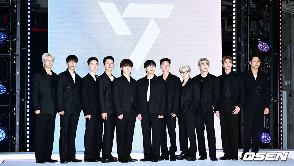 4일 서울시 용산구 한화손해보험 한남사옥에서 에어비앤비 CEO와 K팝 아티스트 세븐틴이 함께하는 포토세션 행사가 진행됐다.행사에는 브라이언 체스키 에어비앤비 공동 창업자 겸 CEO, K-POP 아티스트 세븐틴이 참석했다.세븐틴이 포즈를 취하고 있다. 2025.06.04 /cej@osen.co.kr