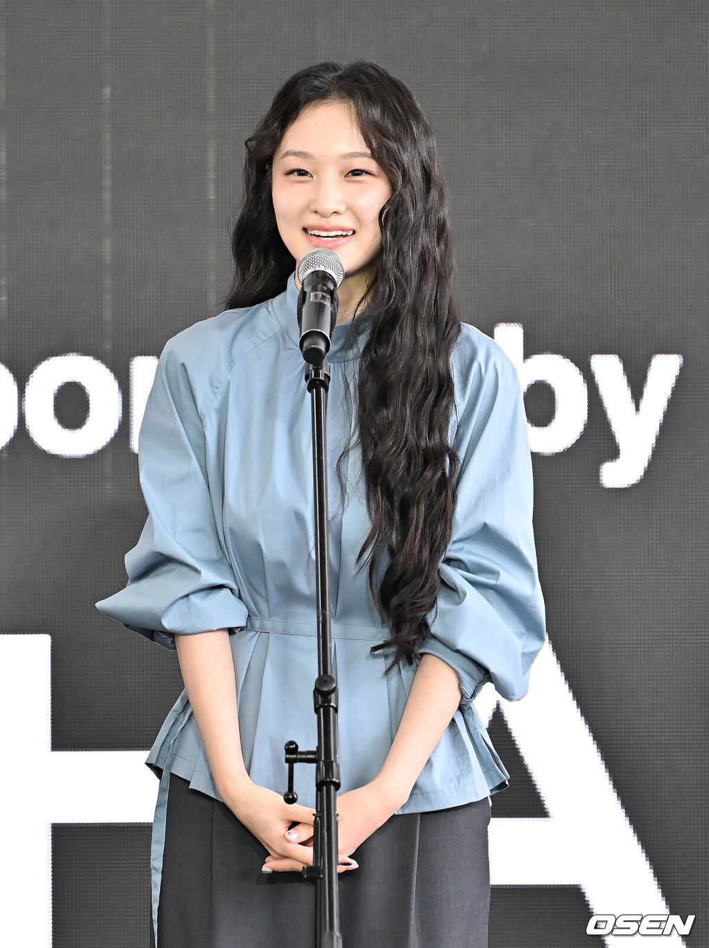 19일 부산 해운대구 영화의전당 BIFF 야외무대에서 제30회 부산국제영화제(BIFF) 티빙 시리즈 ‘친애하는 X’ 야외무대인사가 열렸다.이번 부산국제영화제에서는 개막작 ‘어쩔수가 없다’를 시작으로 공식 초청작 64개국 241편과 커뮤니티비프 상영작까지 합쳐 총 328편이 상영된다. 올해는 신설된 경쟁 부문 14편을 초청해 다섯 개의 ‘부산 어워드’ 상을 시상한다. 아시아 영화를 대상으로 대상, 감독상, 심사위원 특별상, 배우상(2명), 예술공헌상 등 5개 부문에 걸쳐 시상한다. 수상자에게는 태국의 세계적인 감독이자 설치미술가인 아피찻퐁 위라세타쿤의 컨셉을 디자인한 트로피가 수여된다.김이경이 야외무대인사를 하고 있다. 2025.09.19 / foto0307@osen.co.kr