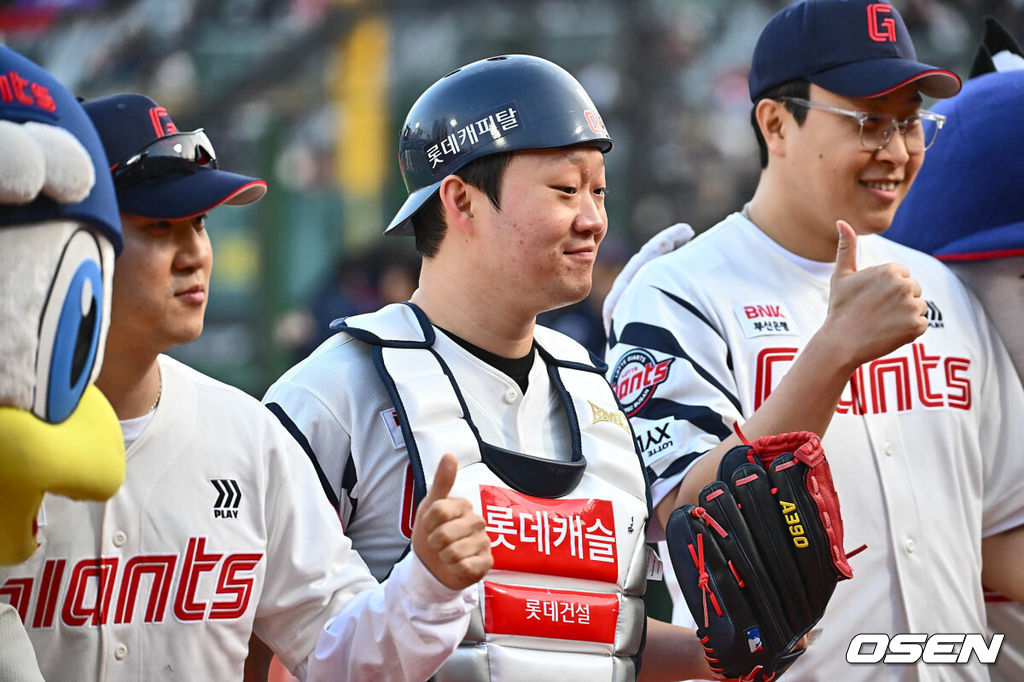 9일 부산 사직구장에서 2024 신한 SOL 뱅크 KBO 리그 롯데 자이언츠와 삼성 라이온즈의 경기가 열렸다. 공동 8위인 롯데와 삼성이 위닝 시리즈를 선점하기 위해 3연전 첫 선발로 각각 나균안과 원태인을 내세웠다.피식대학 정재형과 김민수, 이용주가 롯데 승리기원 시포-시타-시구에 앞서 포즈를 취하고 있다. 2024.04.09 / foto0307@osen.co.kr