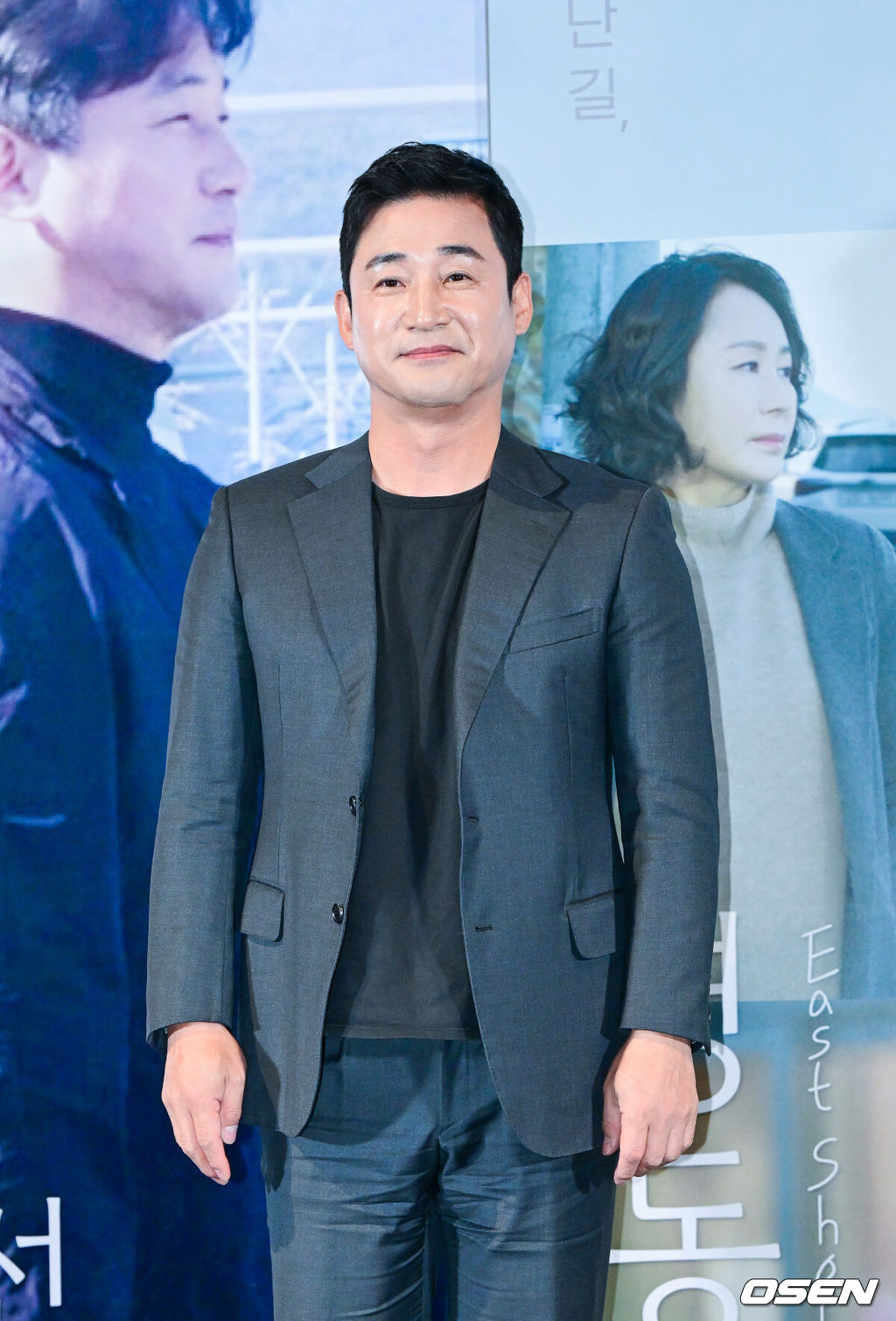 25일 오후 서울 용산 CGV에서 영화 ‘영동선’(감독 최종학) 언론시사회가 열렸다.‘영동선’은 삶에 지친 중년들이 우연히 같은 기차에 올라, 서로의 상처를 조용히 어루만지며 자신들의 이야기를 담아낸 힐링 영화다.배우 정윤서가 포토타임을 하고 있다. 2025.04.25 / dreamer@osen.co.kr