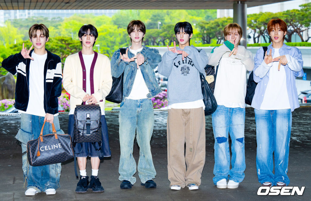 22일 오후 서울 영등포구 여의도 KBS 신관에서 KBS 2TV '더 시즌즈 - 박보검의 칸타빌레' 녹화가 진행됐다.이 프로그램에 참석하기 위해 그룹 투어스(TWS)가 출근했다.그룹 투어스가 출근길에 취재진을 향해 포즈를 취하고 있다. 2025.04.22 / rumi@osen.co.kr