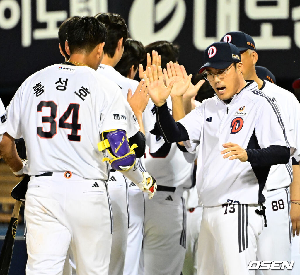 두산이 극적으로 7연패를 끊어냈다. 프로야구 두산 베어스는 18일 서울 잠실구장에서 열린 2025 신한 SOL뱅크 KBO리그 키움 히어로즈와의 시즌 마지막 맞대결(16차전)에서 3-2 끝내기 역전승을 거뒀다. 9위 두산은 7연패 늪에서 탈출하며 시즌 57승 6무 72패를 기록했다. 올해 키움전을 10승 6패 우위로 마감했다. 반면 3연승이 좌절된 최하위 키움은 46승 4무 88패가 됐다. 경기를 마치고 두산 조성환 감독대행이 끝내기 안타를 날린 홍성호와 승리를 기뻐하고 있다. 2025.09.18 /jpnews@osen.co.kr