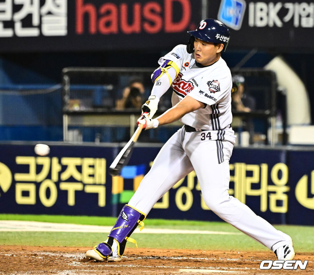 두산이 극적으로 7연패를 끊어냈다. 프로야구 두산 베어스는 18일 서울 잠실구장에서 열린 2025 신한 SOL뱅크 KBO리그 키움 히어로즈와의 시즌 마지막 맞대결(16차전)에서 3-2 끝내기 역전승을 거뒀다. 9위 두산은 7연패 늪에서 탈출하며 시즌 57승 6무 72패를 기록했다. 올해 키움전을 10승 6패 우위로 마감했다. 반면 3연승이 좌절된 최하위 키움은 46승 4무 88패가 됐다. 9회말 2사 1,2루에서 두산 홍성호가 끝내기 안타를 날리고 있다. 2025.09.18 /jpnews@osen.co.kr