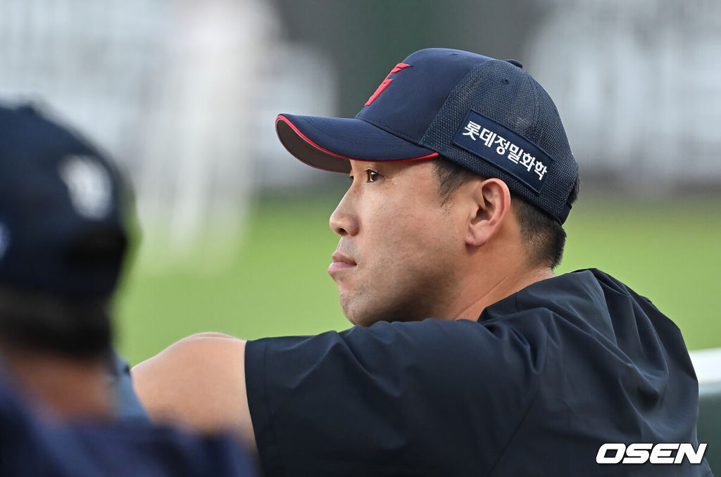 17일 부산 사직야구장에서 2025 신한 SOL 뱅크 KBO 리그 롯데 자이언츠와 삼성 라이온즈의 경기가 열렸다. 홈팀 롯데는 감보아가, 방문팀 삼성은 이승현이 선발 출전했다.롯데 자이언츠 전준우가 경기를 지켜보고 있다. 2025.08.17 / foto0307@osen.co.kr