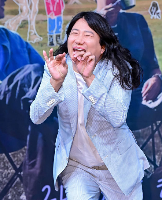 15일 오후 서울 상암동 MBC에서 MBC 새 예능 '지구를 닦는 남자들'(약칭 '지닦남') 제작발표회가 열렸다.이날 첫 방송되는 '지구를 닦는 남자들'은 없으면 없는 대로 떠나는 여행을 통해 환경을 돌아보는 신개념 ESG향 여행 프로그램이다. 소비를 줄이는 것이 쓰레기를 줄이는 것이라 외치는 '쓰레기 아저씨' 김석훈의 세계관에서 기획된 프로그램으로, 맏형 김석훈과 함께 '세상 깔끔남' 권율, '중고 마니아' 임우일, '황금 막내' 신재하, '오지 전문 유튜버' 노마드션이 합류했다.개그맨 임우일이 포즈를 취하고 있다. 2024.10.15 / jpnews@osen.co.kr