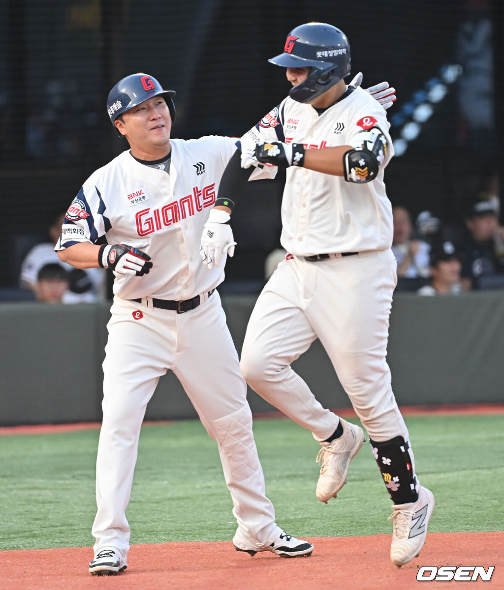 18일 부산 사직야구장에서 2025 신한 SOL 뱅크 KBO 리그 롯데 자이언츠와 한화 이글스의 경기가 열렸다. 홈팀 롯데는 홍민기가, 방문팀 한화는 엄상백이 선발 출전했다.롯데 자이언츠 박재엽이 2회말 2사 1,2루 좌월 3점 홈런을 치고 하이파이브를 하고 있다. 2025.06.18 / foto0307@osen.co.kr