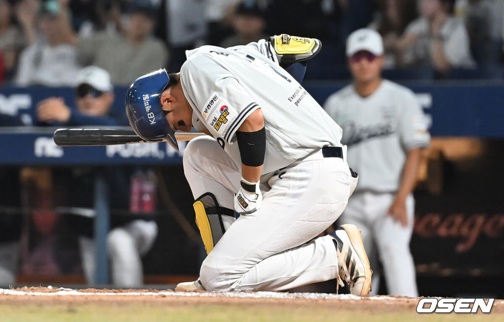27일 창원NC파크에서 2025 신한 SOL 뱅크 KBO 리그 NC 다이노스와 LG 트윈스의 경기가 열렸다. 홈팀 NC는 신영우가, 방문팀 LG는 치리노스가 선발 출전했다. NC 다이노스 김주원이 6회말 1사 타구에 발을 맞고 괴로워하고 있다. 2025.08.27 / foto0307@osen.co.kr