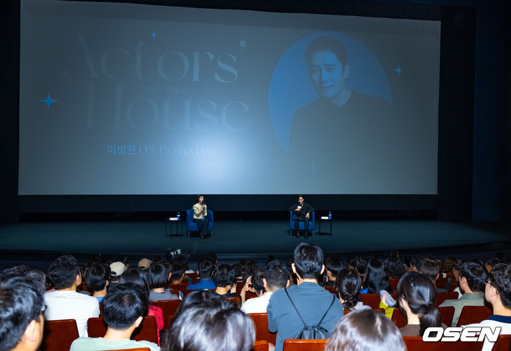 19일 부산 해운대구 동서대학교 소향씨어터 신한카드홀에서 배우 이병헌 액터스 하우스 행사가 열렸다.올해 30주년을 맞이한 부산국제영화제는 오는 26일까지 총 64개국 328편의 작품을 만날수 있다.배우 이병헌이 관객들과 만남을 갖고 있다. 2025.09.19 / rumi@osen.co.kr