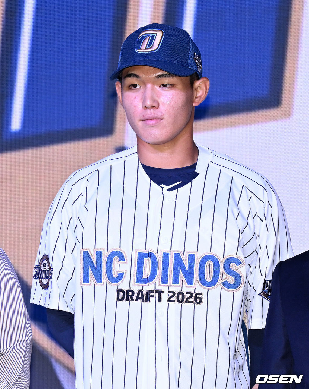 17일 오후 7일 오후 서울 롯데호텔 월드에서 ‘2026 KBO 신인 드래프트’가 열렸다.이번 드래프트는 전면 드래프트 방식으로 총 11라운드에 걸쳐 진행된다. 대상자는 총 1천261명으로, 고등학교 졸업 예정자 930명, 대학교 졸업 예정자 216명, 얼리 드래프트 신청자 51명, 해외 아마추어·프로 출신 선수 19명이다. 이 중 최대 110명이 KBO 10개 구단의 부름을 받게 된다.NC에 지명된 유신고 신재인이 기념촬영을 하고 있다. 2025.09.17 /sunday@osen.co.kr