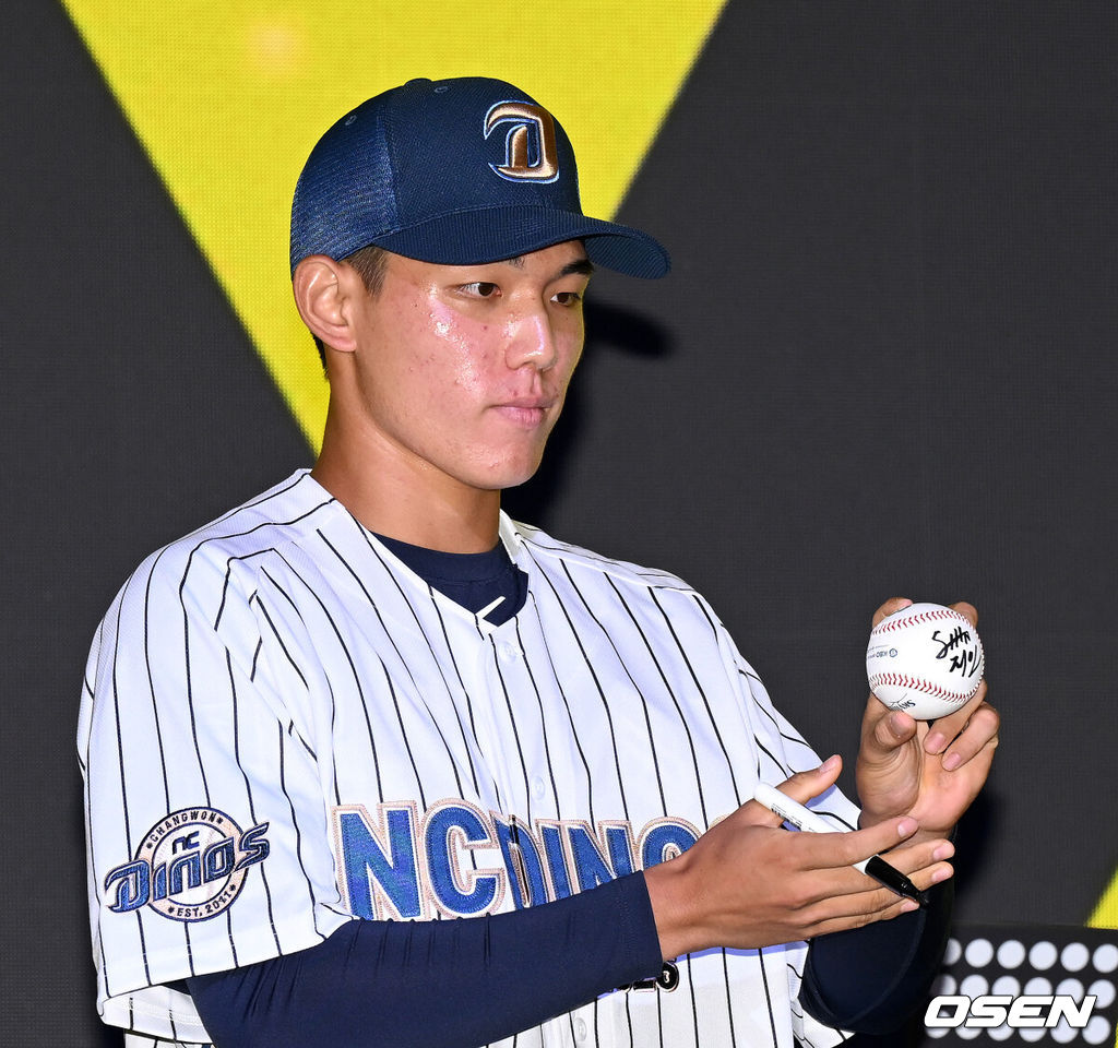 17일 오후 7일 오후 서울 롯데호텔 월드에서 ‘2026 KBO 신인 드래프트’가 열렸다.이번 드래프트는 전면 드래프트 방식으로 총 11라운드에 걸쳐 진행된다. 대상자는 총 1천261명으로, 고등학교 졸업 예정자 930명, 대학교 졸업 예정자 216명, 얼리 드래프트 신청자 51명, 해외 아마추어·프로 출신 선수 19명이다. 이 중 최대 110명이 KBO 10개 구단의 부름을 받게 된다.NC에 지명된 유신고 신재인이 기념촬영을 하고 있다. 2025.09.17 /sunday@osen.co.kr