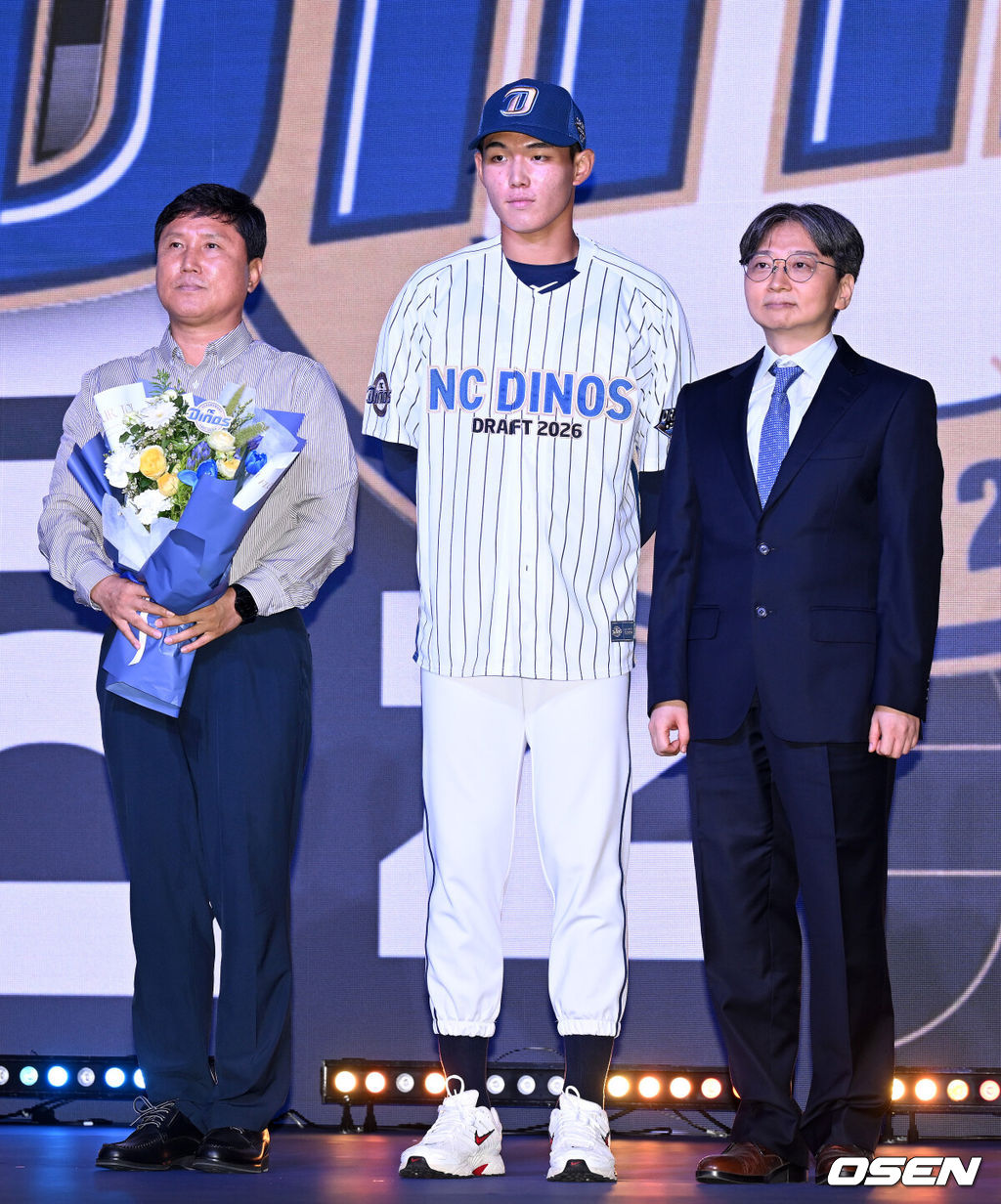 17일 오후 7일 오후 서울 롯데호텔 월드에서 ‘2026 KBO 신인 드래프트’가 열렸다.이번 드래프트는 전면 드래프트 방식으로 총 11라운드에 걸쳐 진행된다. 대상자는 총 1천261명으로, 고등학교 졸업 예정자 930명, 대학교 졸업 예정자 216명, 얼리 드래프트 신청자 51명, 해외 아마추어·프로 출신 선수 19명이다. 이 중 최대 110명이 KBO 10개 구단의 부름을 받게 된다.NC에 지명된 유신고 신재인이 기념촬영을 하고 있다. 2025.09.17 /sunday@osen.co.kr