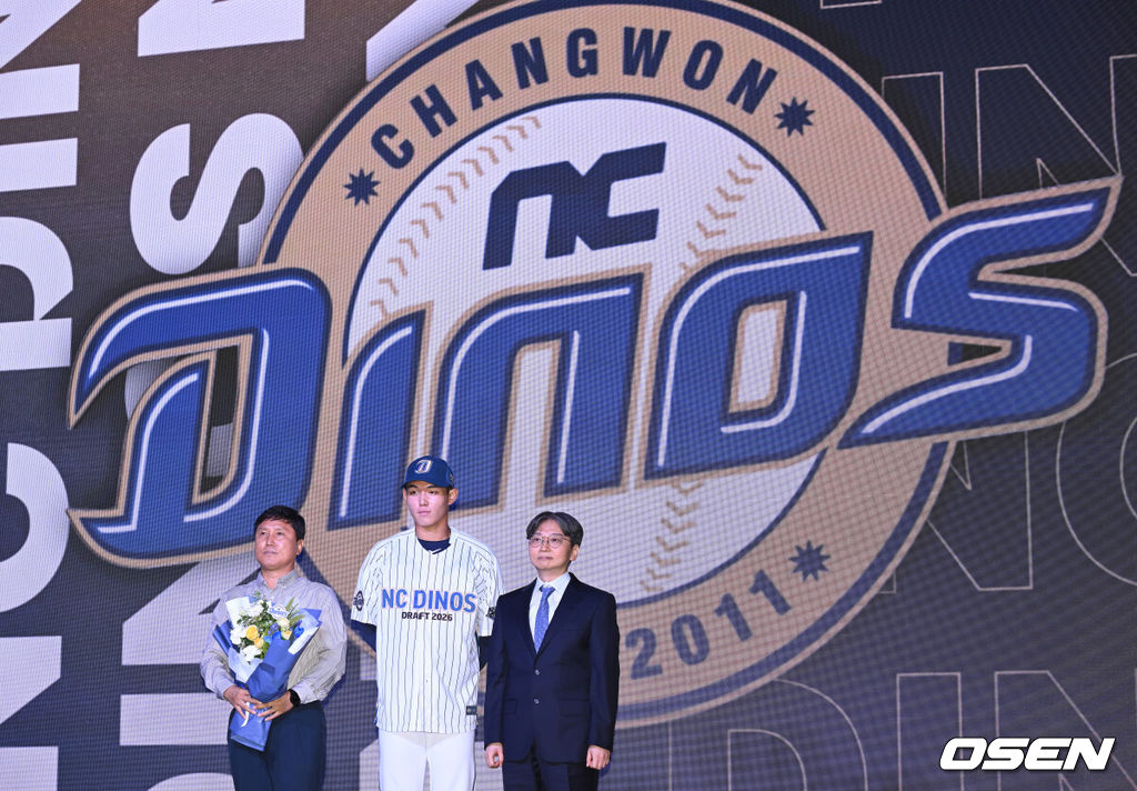 17일 오후 7일 오후 서울 롯데호텔 월드에서 ‘2026 KBO 신인 드래프트’가 열렸다.이번 드래프트는 전면 드래프트 방식으로 총 11라운드에 걸쳐 진행된다. 대상자는 총 1천261명으로, 고등학교 졸업 예정자 930명, 대학교 졸업 예정자 216명, 얼리 드래프트 신청자 51명, 해외 아마추어·프로 출신 선수 19명이다. 이 중 최대 110명이 KBO 10개 구단의 부름을 받게 된다.NC에 지명된 유신고 신재인이 기념촬영을 하고 있다. 2025.09.17 /sunday@osen.co.kr