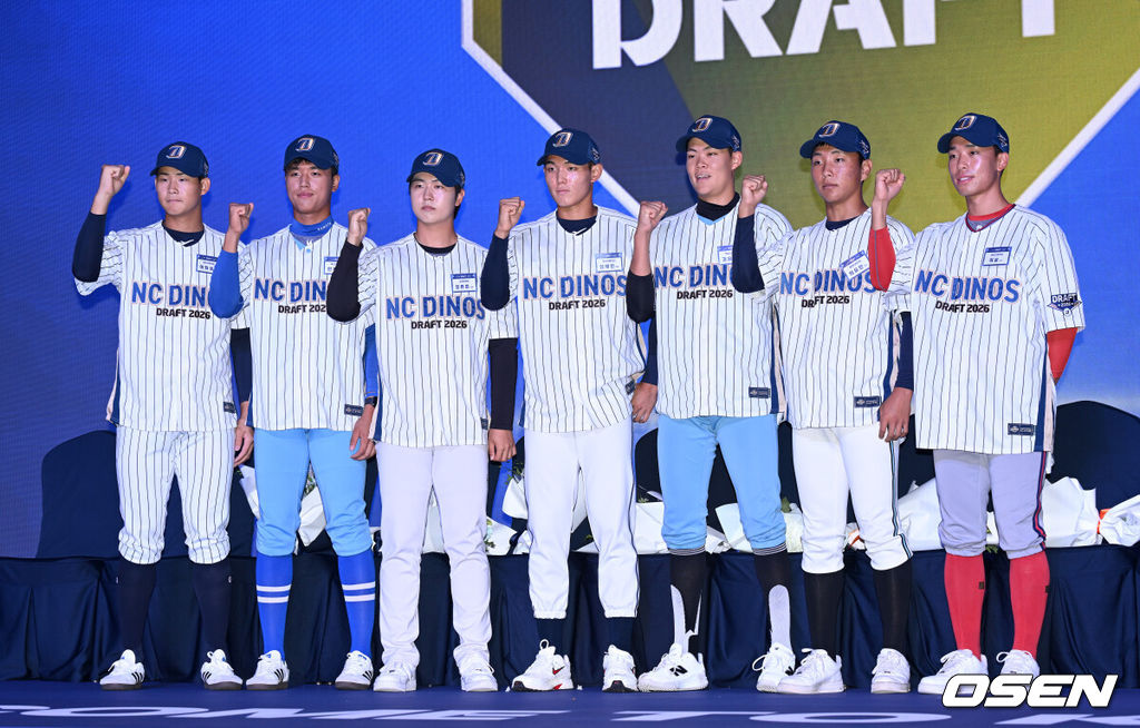 17일 오후 7일 오후 서울 롯데호텔 월드에서 ‘2026 KBO 신인 드래프트’가 열렸다.이번 드래프트는 전면 드래프트 방식으로 총 11라운드에 걸쳐 진행된다. 대상자는 총 1천261명으로, 고등학교 졸업 예정자 930명, 대학교 졸업 예정자 216명, 얼리 드래프트 신청자 51명, 해외 아마추어·프로 출신 선수 19명이다. 이 중 최대 110명이 KBO 10개 구단의 부름을 받게 된다.NC에 지명된 신인 이희성, 안지원, 정튼튼, 신재인, 김요엘, 최요한, 허윤이 기념촬영을 가지고 있다. 2025.09.17 /sunday@osen.co.kr