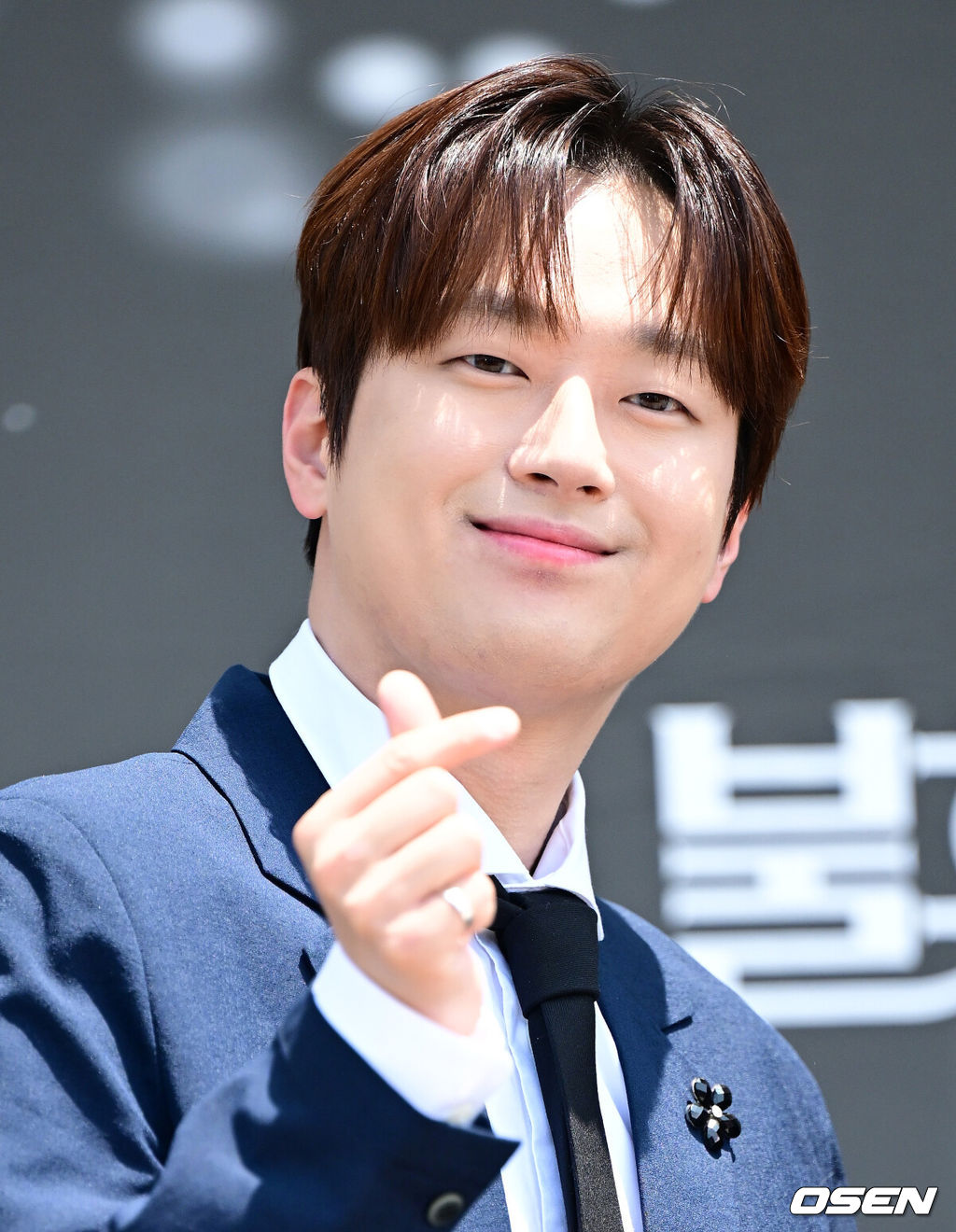 23일 인천 남동체육관에서 KBS 2TV '불후의 명곡' 2025 상반기 왕중왕전 레드카펫이 진행됐다.이번 왕중왕전에는 조째즈, 라포엠, 신승태&최수호, 손태진&전유진, 정준일, 알리, 소향, 허용별, 이승기&이홍기, 최정원&손승연 등이 참가한다.가수 이찬원이 포토타임을 하고 있다. 2025.06.23 / dreamer@osen.co.kr