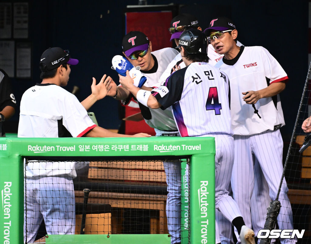 29일 오후 서울 잠실구장에서 ‘2025 신한 SOL Bank KBO리그’ LG 트윈스와 키움 히어로즈의 경기가 열렸다.홈팀 LG는 임찬규, 방문팀 키움은 정현우를 선발로 내세웠다.1회말 2사 1루 LG 신민재가 문보경의 선제 1타점 2루타에 득점을 올리고 있다. 2025.08.29 /cej@osen.co.kr