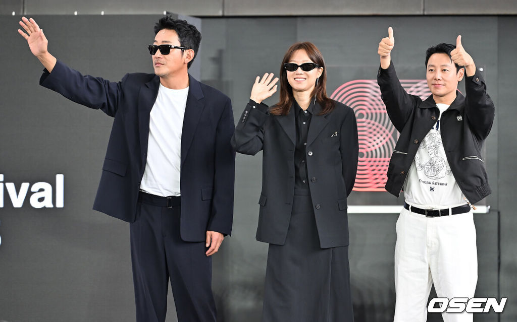 19일 부산 해운대구 영화의전당 BIFF 야외무대에서 제30회 부산국제영화제(BIFF) 영화 ‘윗집 사람들’ 오픈 토크가 열렸다.이번 부산국제영화제에서는 개막작 ‘어쩔수가 없다’를 시작으로 공식 초청작 64개국 241편과 커뮤니티비프 상영작까지 합쳐 총 328편이 상영된다. 올해는 신설된 경쟁 부문 14편을 초청해 다섯 개의 ‘부산 어워드’ 상을 시상한다. 아시아 영화를 대상으로 대상, 감독상, 심사위원 특별상, 배우상(2명), 예술공헌상 등 5개 부문에 걸쳐 시상한다. 수상자에게는 태국의 세계적인 감독이자 설치미술가인 아피찻퐁 위라세타쿤의 컨셉을 디자인한 트로피가 수여된다.하정우 감독과 공효진, 김동욱이 오픈토크를 마치고 팬들에게 인사를 하고 있다. 2025.09.19 / foto0307@osen.co.kr