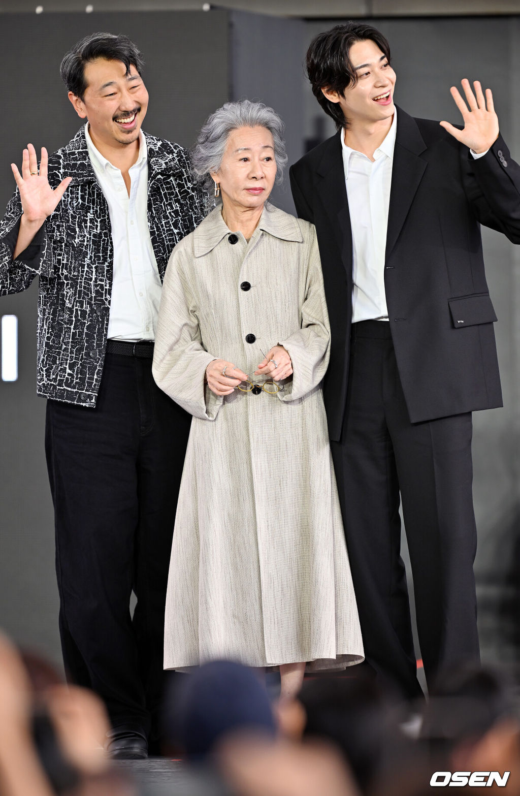 제30회 부산국제영화제(BIFF) 영화 ‘결혼피로연’ 야외무대인사 행사가 19일 부산 해운대구 영화의 전당에서 열렸다.올해 30주년을 맞이한 부산국제영화제는 오는 26일까지 총 64개국 328편의 작품을 만날수 있다.앤드루 안 감독, 배우 윤여정, 한기찬이 포토타임을 갖고 있다. 2025.09.19 / rumi@osen.co.kr