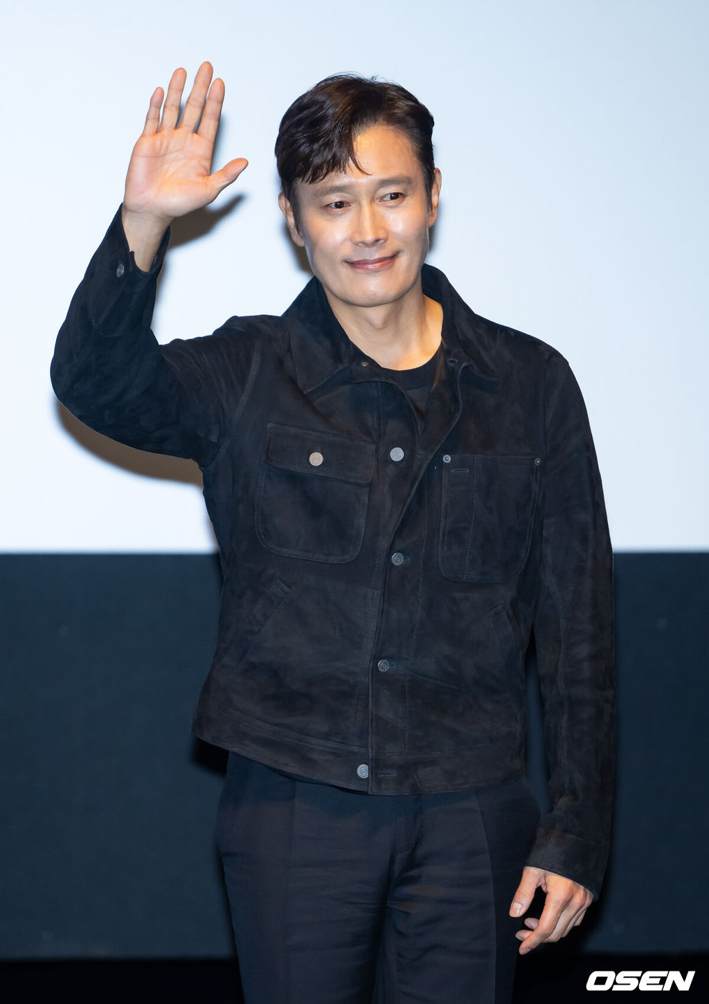 19일 부산 해운대구 동서대학교 소향씨어터 신한카드홀에서 배우 이병헌 액터스 하우스 행사가 열렸다.올해 30주년을 맞이한 부산국제영화제는 오는 26일까지 총 64개국 328편의 작품을 만날수 있다.배우 이병헌이 관객들과 만나 포토타임을 갖고 있다. 2025.09.19 / rumi@osen.co.kr