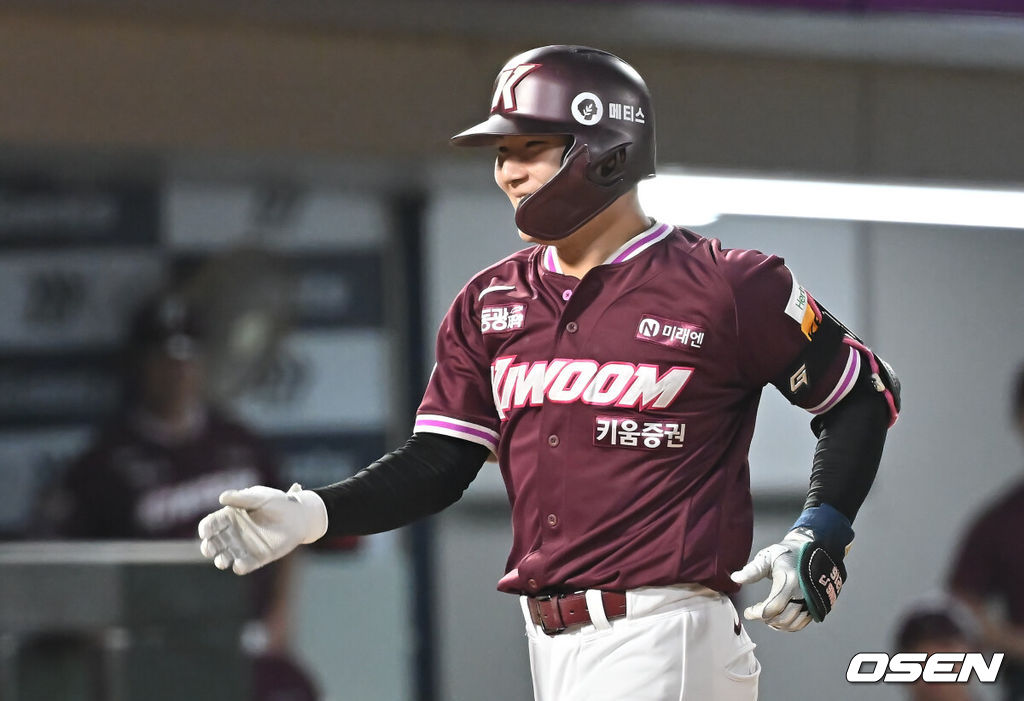 5일 부산 사직야구장에서 2025 신한 SOL 뱅크 KBO 리그 롯데 자이언츠와 키움 히어로즈의 경기가 열렸다. 홈팀 롯데는 데이비슨이, 방문팀 키움은 하영민이 선발 출전했다.키움 히어로즈 송지후가 4회초 2사 1,2루 좌월 3점 홈런을 치고 하이파이브를 하고 있다. 2025.06.05 / foto0307@osen.co.kr