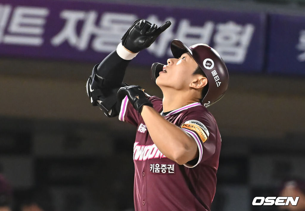 4일 부산 사직야구장에서 2025 신한 SOL 뱅크 KBO 리그 롯데 자이언츠와 키움 히어로즈의 경기가 열렸다. 홈팀 롯데는 박세웅이, 방문팀 키움은 김윤하가 선발 출전했다.키움 히어로즈 송성문이 6회초 1사 1,2루 좌월 3점 홈런을 치고 세리머니를 하고 있다. 2025.06.04 / foto0307@osen.co.kr