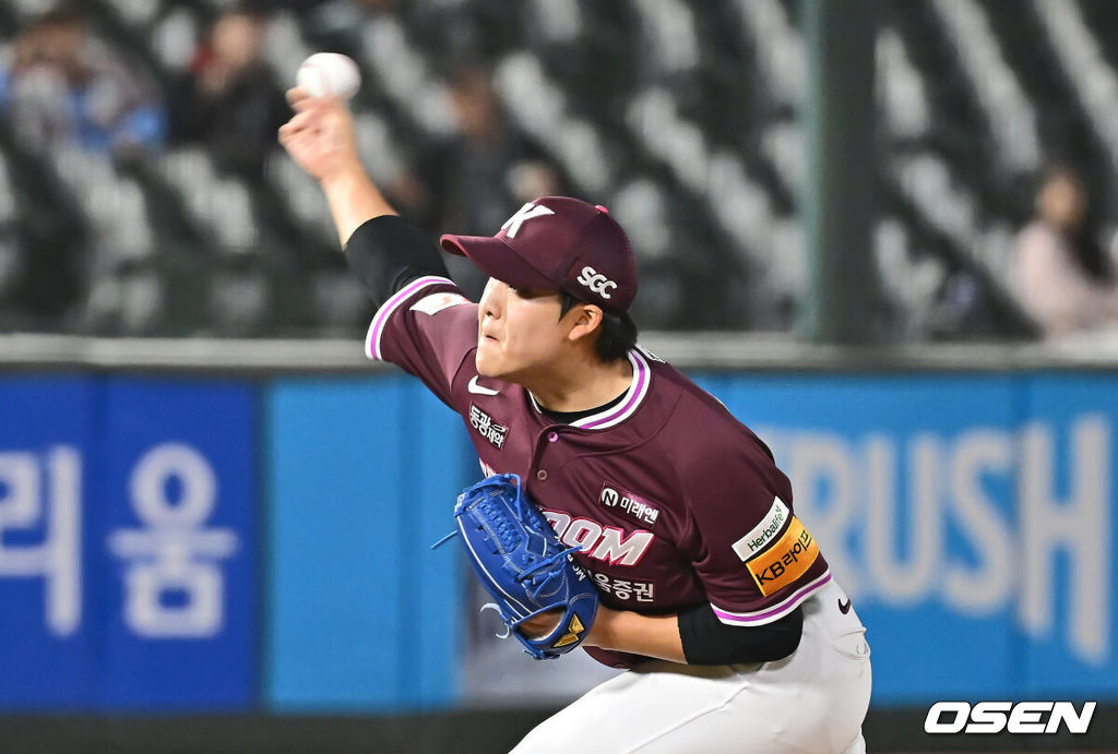 17일 부산 사직야구장에서 2025 신한 SOL 뱅크 KBO 리그 롯데 자이언츠와 키움 히어로즈의 경기가 열렸다. 홈팀 롯데는 박세웅, 방문팀 키움은 김윤하가 선발 출전했다.키움 히어로즈 박주성이 역투하고 있다. 2025.04.17 / foto0307@osen.co.kr