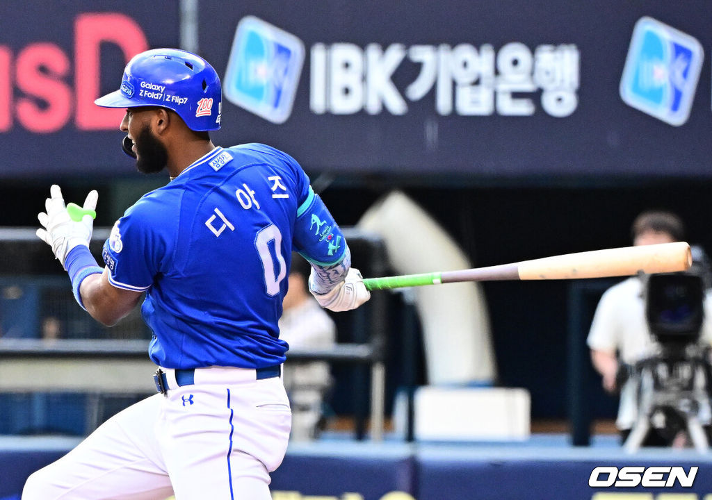 20일 서울 잠실구장에서 ‘2025 신한 SOL Bank KBO리그’ LG 트윈스와 삼성 라이온즈의 경기가 열렸다.LG는 외국인 투수 톨허스트를, 삼성은 원태인을 선발투수로 내세웠다.2회초 2사 1루에서 삼성 디아즈가 1타점 적시 2루타를 날리고 있다. 2025.09.20 /jpnews@osen.co.kr