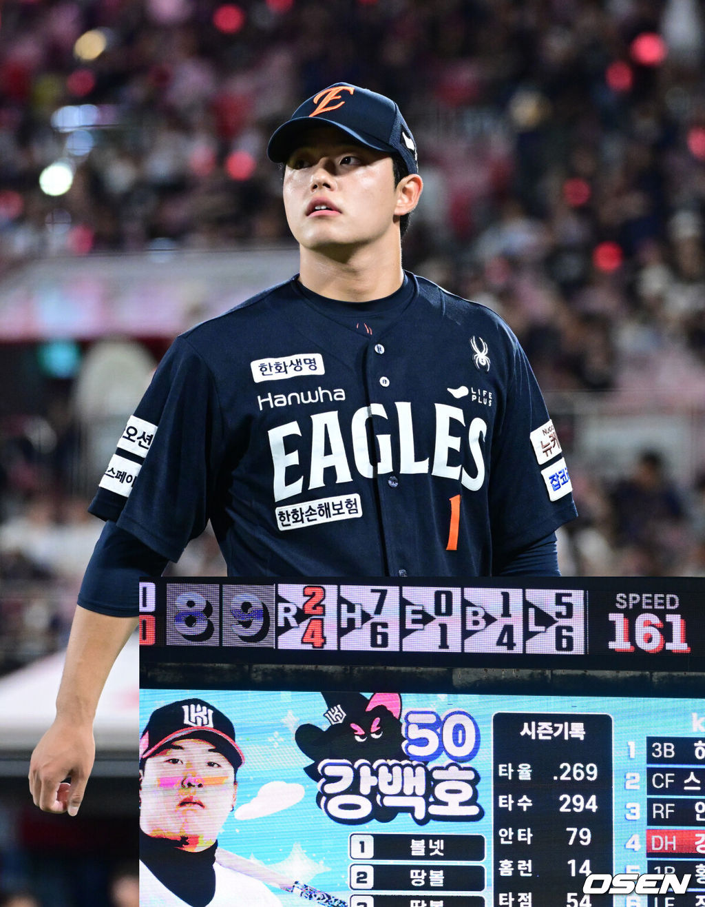 20일 수원 KT위즈파크에서 ‘2025 신한 SOL Bank KBO리그’ KT 위즈와 한화 이글스의 경기가 열렸다.홈팀 KT는 고영표, 방문팀 한화는 코디 폰세를 선발로 내세웠다.7회말 2사 주자없는 상황 강백호를 삼진으로 잡아내며 이닝을 막아낸 한화 투수 문동주가 더그아웃으로 향하고 있다. 수원 위즈파크 전광판에 강백호를 삼진으로 이끈 문동주의 161km 직구 구속이 찍혔다. 025.09.20 / dreamer@osen.co.kr
